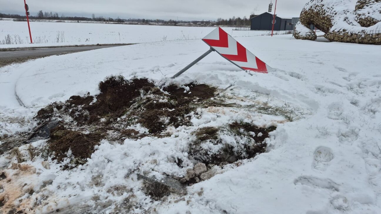 Jēkabpilī smagā automašīna sabojā ‘Lūša apli’