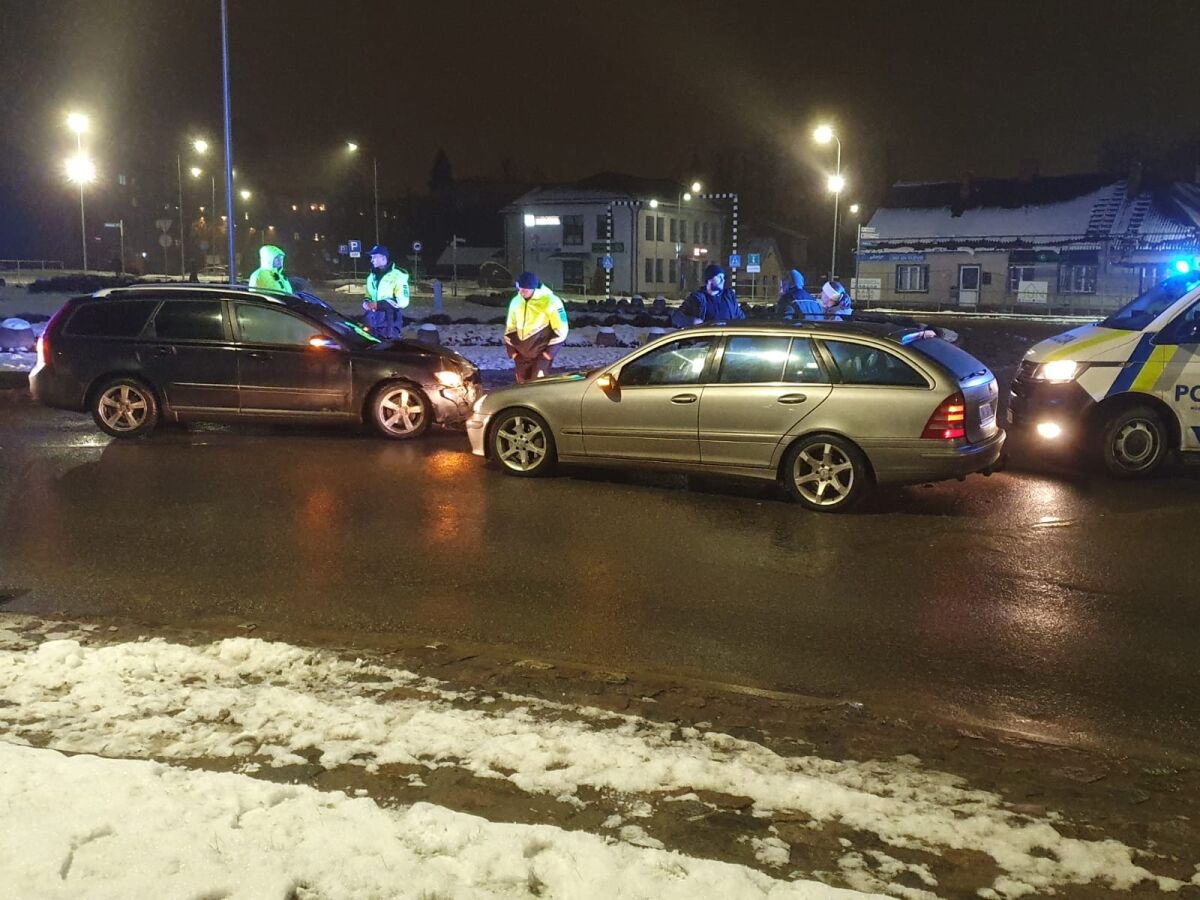 Iereibis autovadītājs izraisa avāriju satiksmes aplī Jēkabpilī