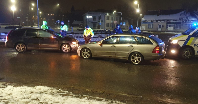 Iereibis autovadītājs izraisa avāriju satiksmes aplī Jēkabpilī