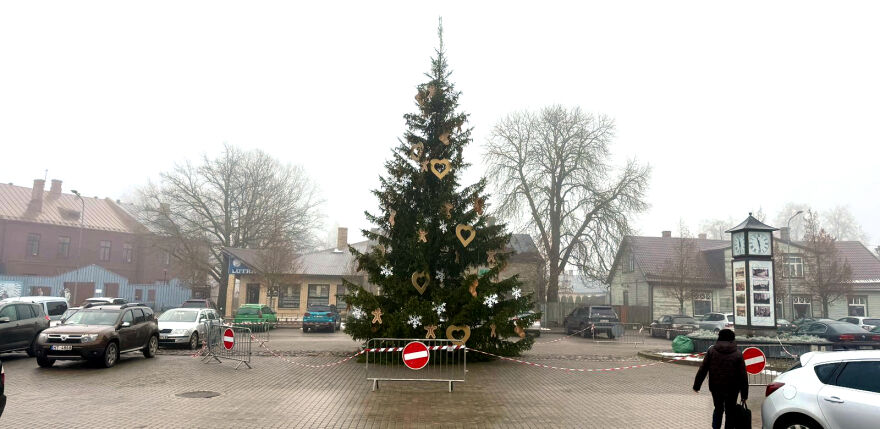 Ziemassvētku egles iedegšanas laikā Vecpilsētas laukumā slēdz satiksmi (SHĒMA)