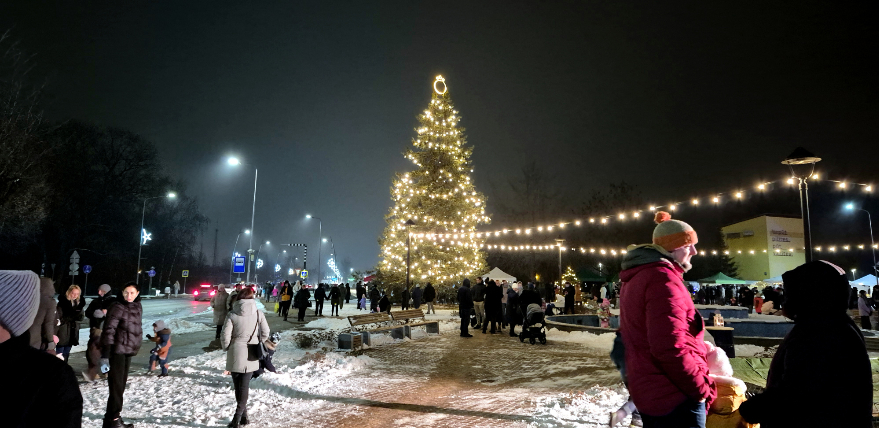 Līvānos Grinčs un citi tēli palīdz iedegt pilsētas galveno Ziemassvētku egli