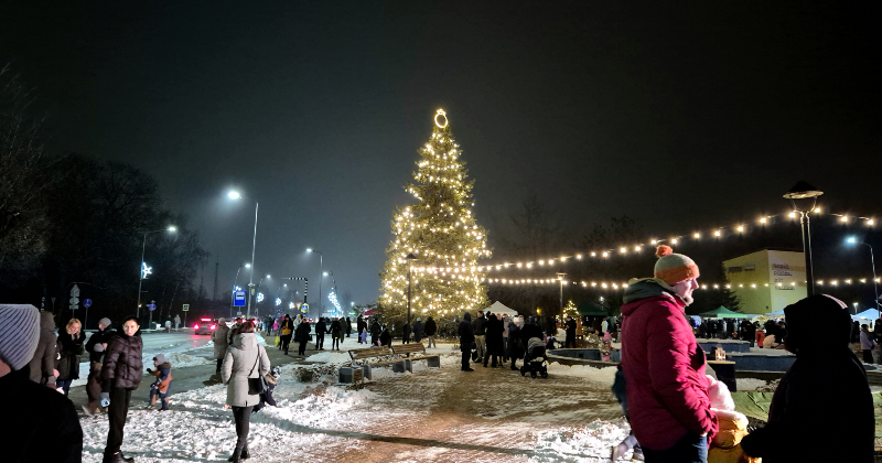 Līvānos Grinčs un citi tēli palīdz iedegt pilsētas galveno Ziemassvētku egli
