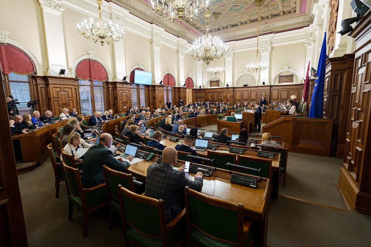 Lielāki pabalsti bērniem un lētāka maize: Saeima apstiprina 2026. gada budžetu