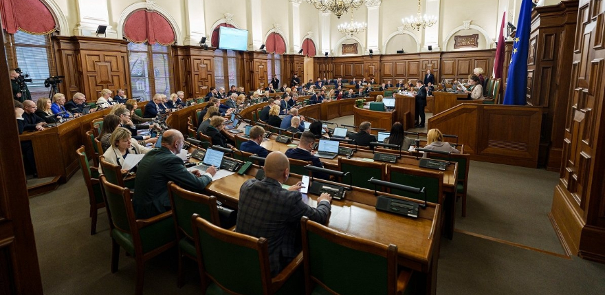 Lielāki pabalsti bērniem un lētāka maize: Saeima apstiprina 2026. gada budžetu