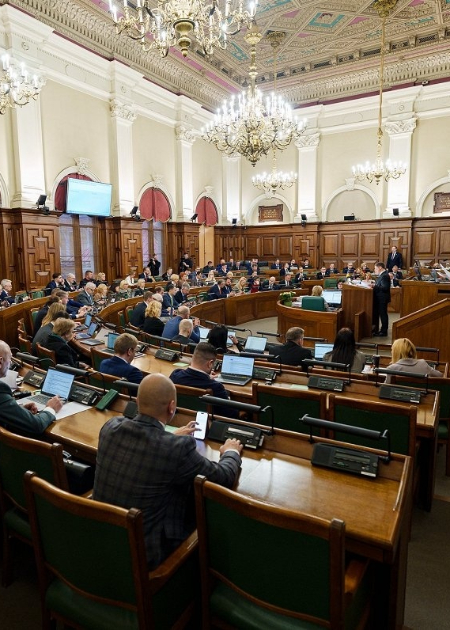 Lielāki pabalsti bērniem un lētāka maize: Saeima apstiprina 2026. gada budžetu