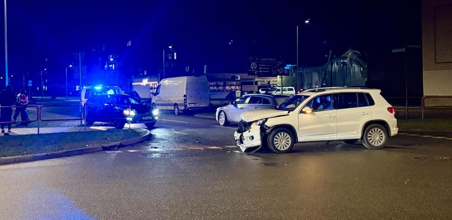 Draudzības Alejas un Viestura ielas krustojumā saskrienas divi spēkrati