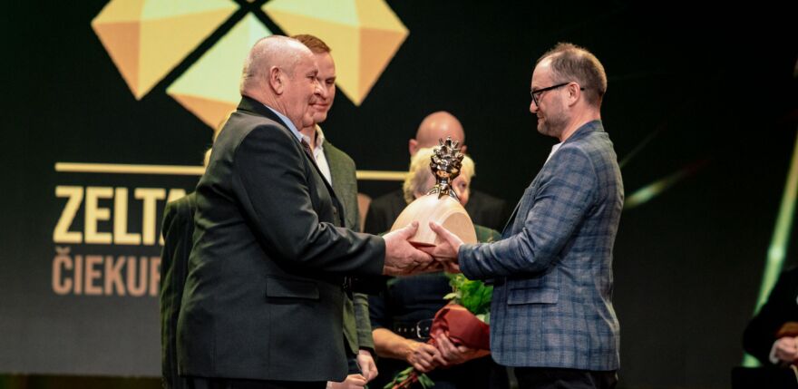 Aizkraukles novada mežsaimnieki Elkšņi saņem balvu "Zelta čiekurs 2025"