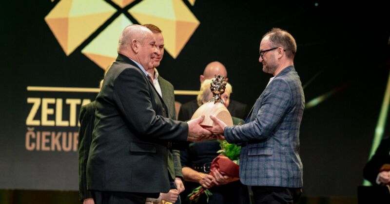 Aizkraukles novada mežsaimnieki Elkšņi saņem balvu "Zelta čiekurs 2025"