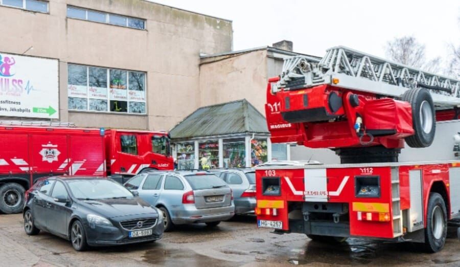 Bijušā universālveikalā izceļas ugunsgrēks – apmeklētāji spiesti evakuēties