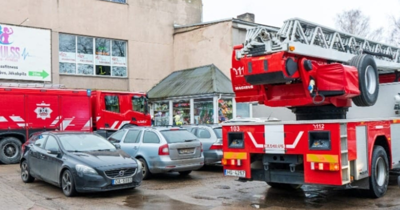 Bijušā universālveikalā izceļas ugunsgrēks – apmeklētāji spiesti evakuēties