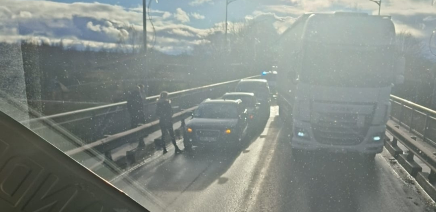 Trīs auto sadursme uz tilta pār Daugavu paralizē satiksmi Jēkabpilī (PAPILDINĀTS)