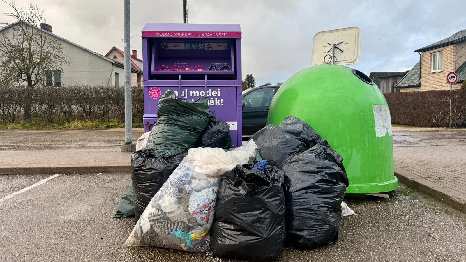 Jēkabpilie&scaron;i dod drēbēm otro dzīvi &ndash; pērk &lsquo;humpalās&rsquo;, nederīgo nodod tekstila konteineros