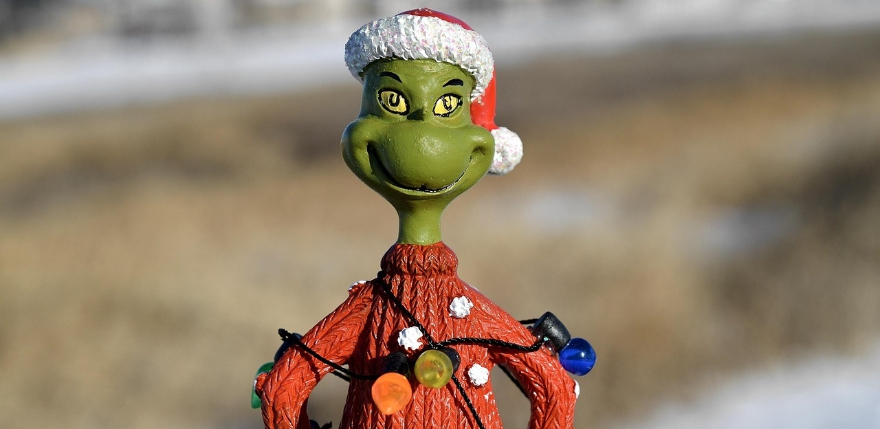 Jēkabpilī jaunie&scaron;i nakts aizsegā sabojā kafejnīcas Ziemassvētku rotājumus