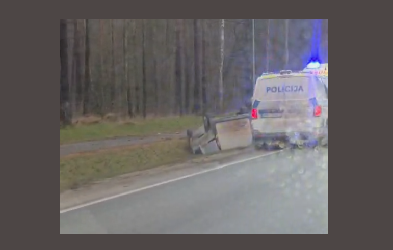 Rīta stundā pie veloceliņa Sala –Jēkabpils apgāžas auto