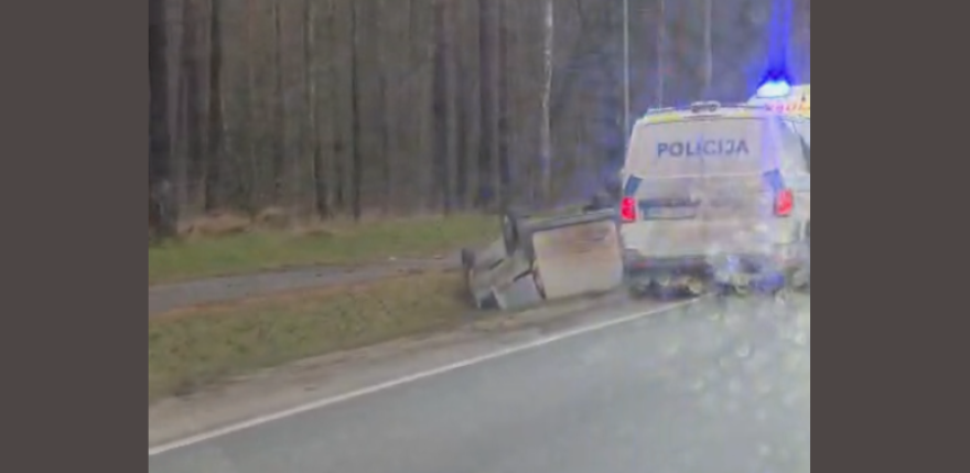 Rīta stundā pie veloceliņa Sala &ndash;Jēkabpils apgāžas auto