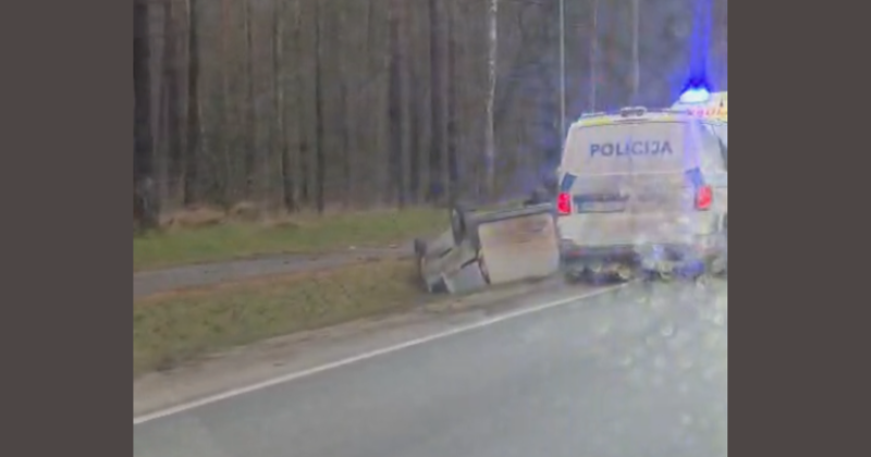 Rīta stundā pie veloceliņa Sala &ndash;Jēkabpils apgāžas auto