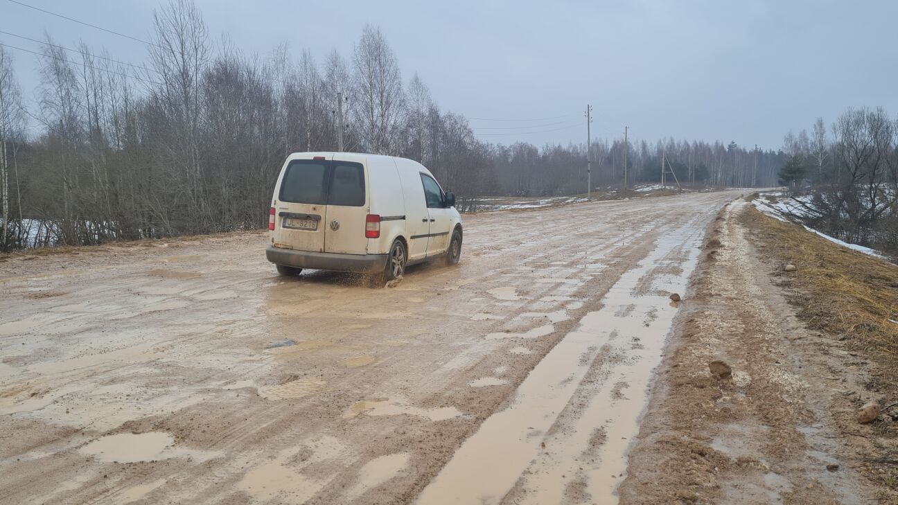 Vairāk nekā 140 grants autoceļu posmos iestājies šķīdonis