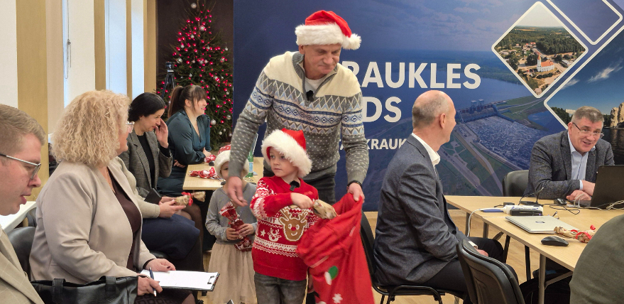 Konfektes deputātiem &ndash; pļaviņie&scaron;i aicina sadzirdēt bērnu lūgumu