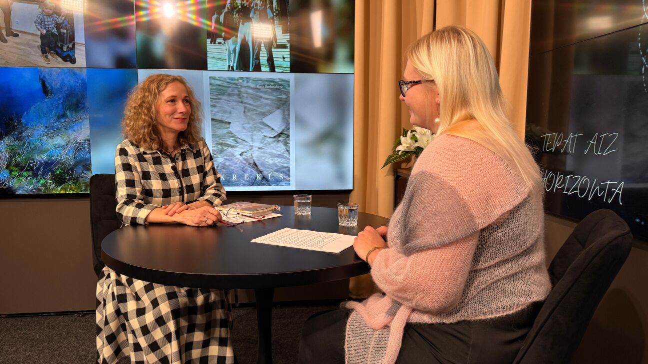 Tepat aiz horizonta: Ruta Štelmahere par mirkļiem, kas pārtop mākslā