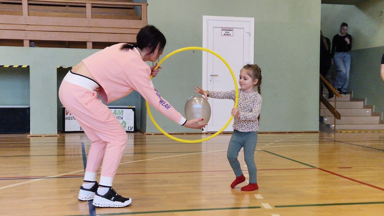 Salā 10 ģimenes pieveic pirmo Sportisko ģimeņu izaicinājumu