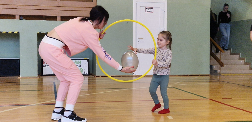 Salā 10 ģimenes pieveic pirmo Sportisko ģimeņu izaicinājumu