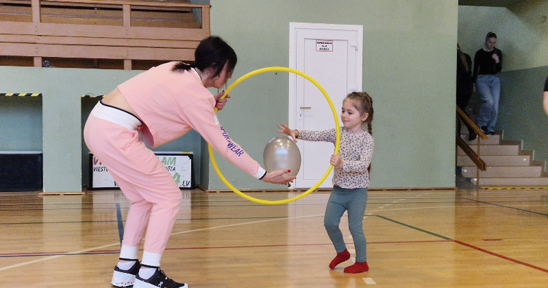 Salā 10 ģimenes pieveic pirmo Sportisko ģimeņu izaicinājumu