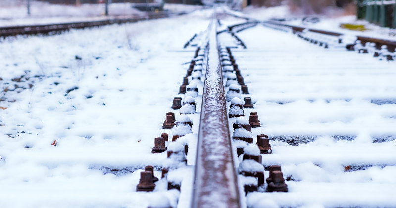 Jēkabpilī kravas auto sadūries ar dzelzceļa sniega tīrītāju