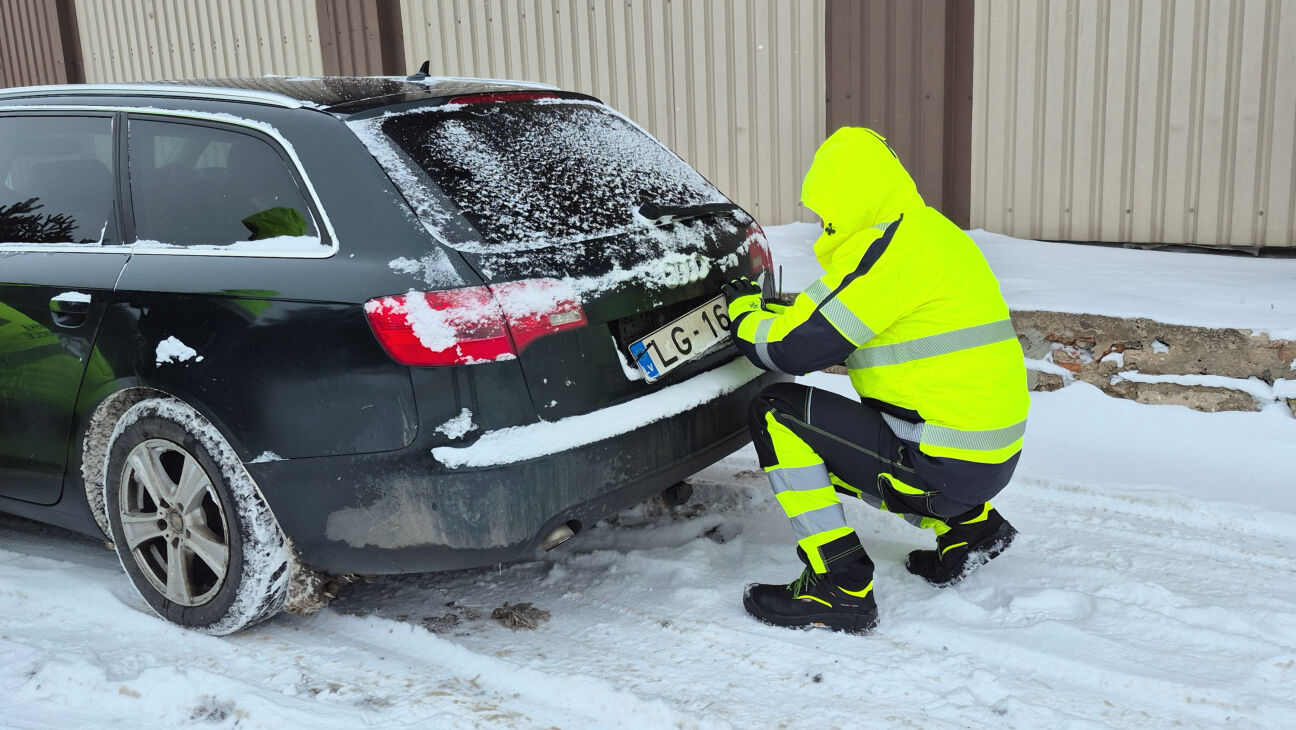 Reids Jēkabpilī: nodilušu riepu dēļ zaudē auto numura zīmes