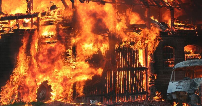 Ugunsgrēkā Pļaviņās izdeg divas saimniecības ēkas 