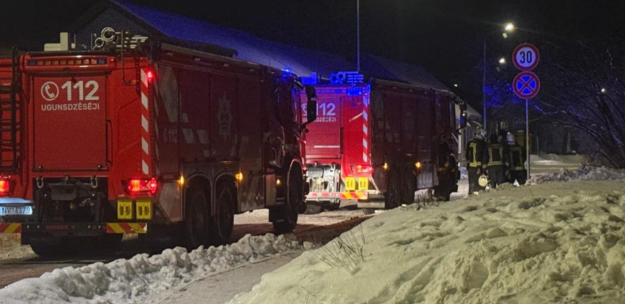 Pasta ielā deg dzīvoklis &ndash; viens cilvēks cietis, glābēji izglābj mājdzīvnieku