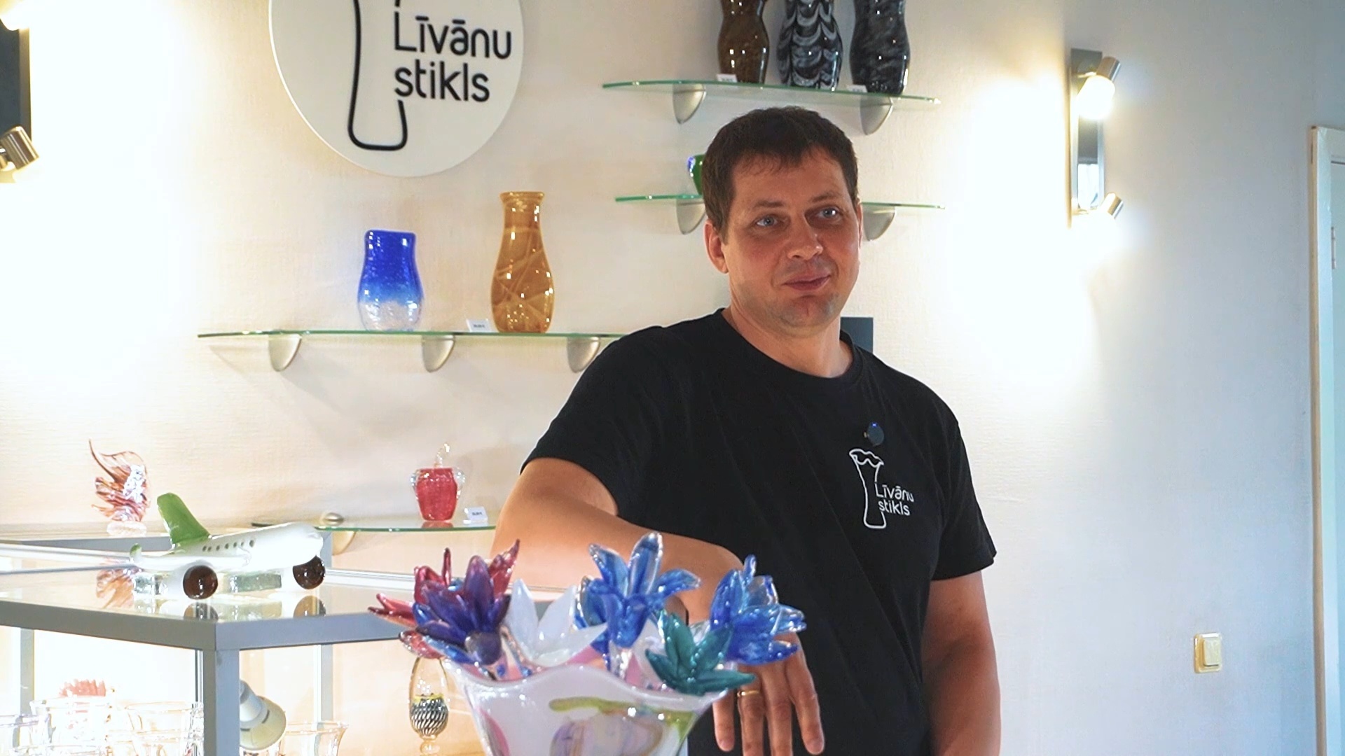 &ldquo;Manas jaunās mājas Latgale&rdquo;: Rīdzinieks Līvānos saglabā stikla pūtēja tradīciju