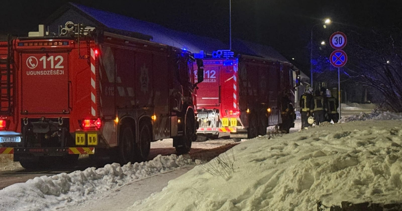 Pasta ielā deg dzīvoklis &ndash; viens cilvēks cietis, glābēji izglābj mājdzīvnieku