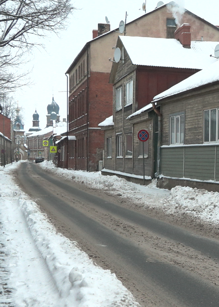 Tauta ziņo: sniegs apgrūtina dzīvi gan gājējiem, gan autobraucējiem