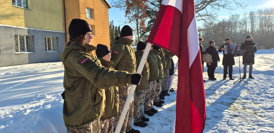 Sūnu pamatskolā barikāžu atceres laikā uzņem jaunos jaunsargus