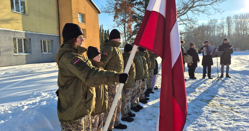 Sūnu pamatskolā barikāžu atceres laikā uzņem jaunos jaunsargus