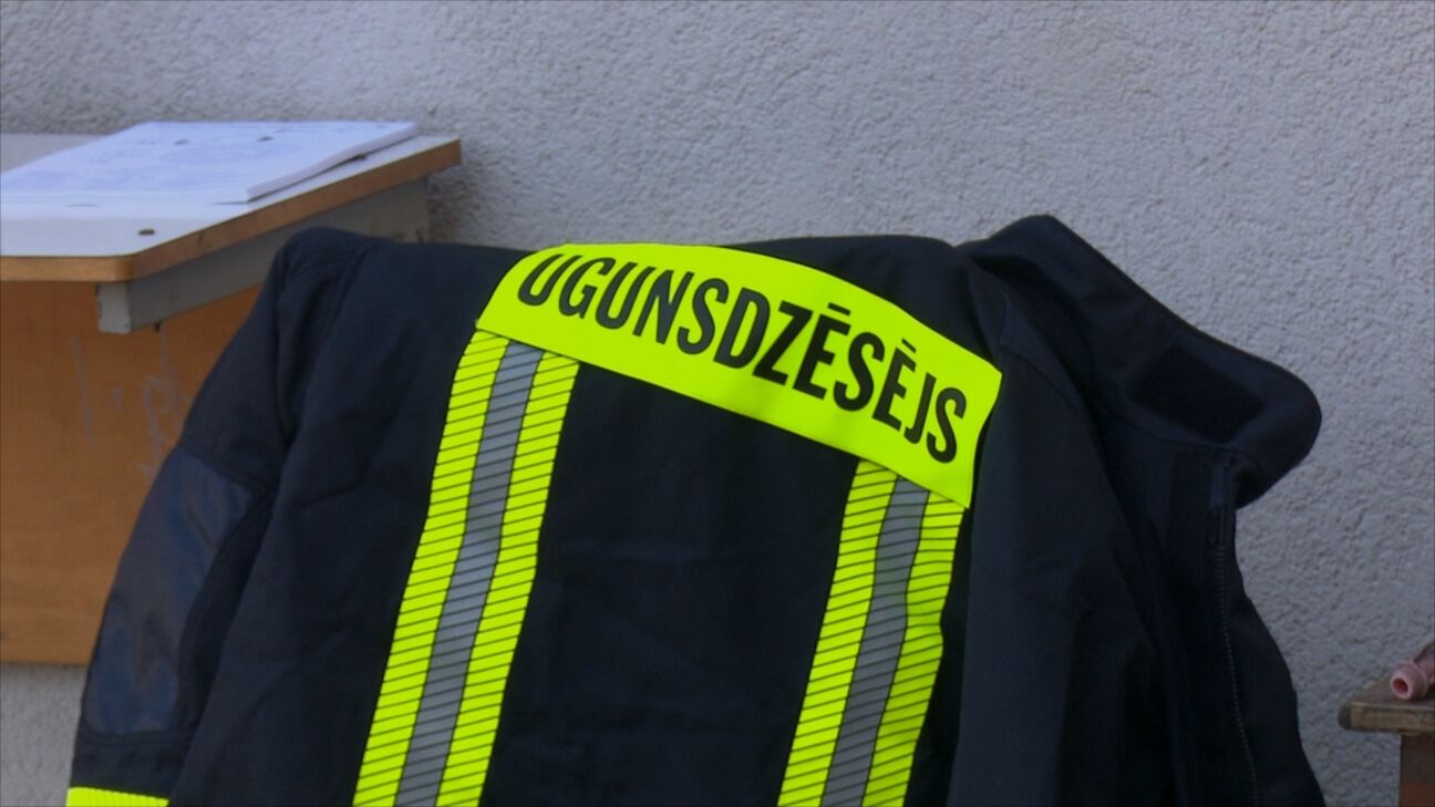 Glābēji steidz dzēst ugunsgrēkus gan Jēkabpilī, gan Līvānu pusē