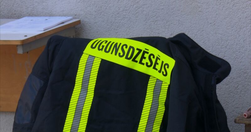 Glābēji steidz dzēst ugunsgrēkus gan Jēkabpilī, gan Līvānu pusē