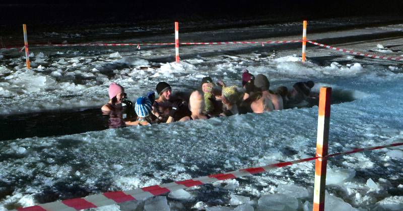Jēkabpilie&scaron;i bauda pusnakts peldi āliņģī