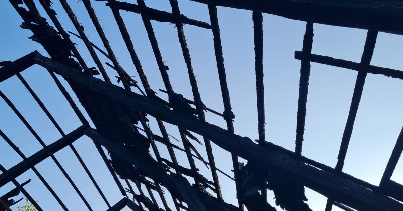 Valsts policija izmeklē ugunsgrēku dārza mājiņā  Aizkrauklē 