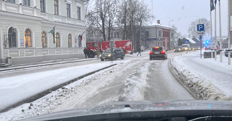 Jēkabpils novada domes stāvlaukumā aizdegas auto