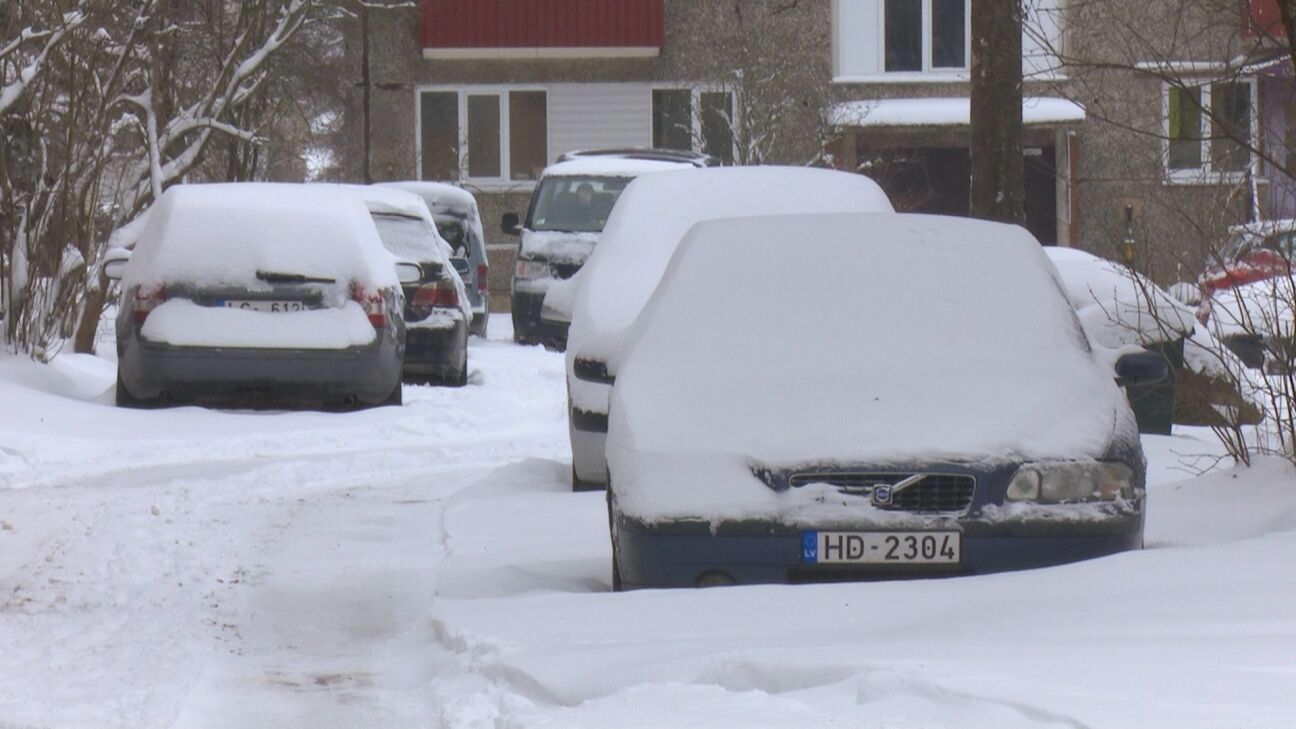 Rožupē izveidojusies gandrīz 30 centimetru bieza sniega sega 