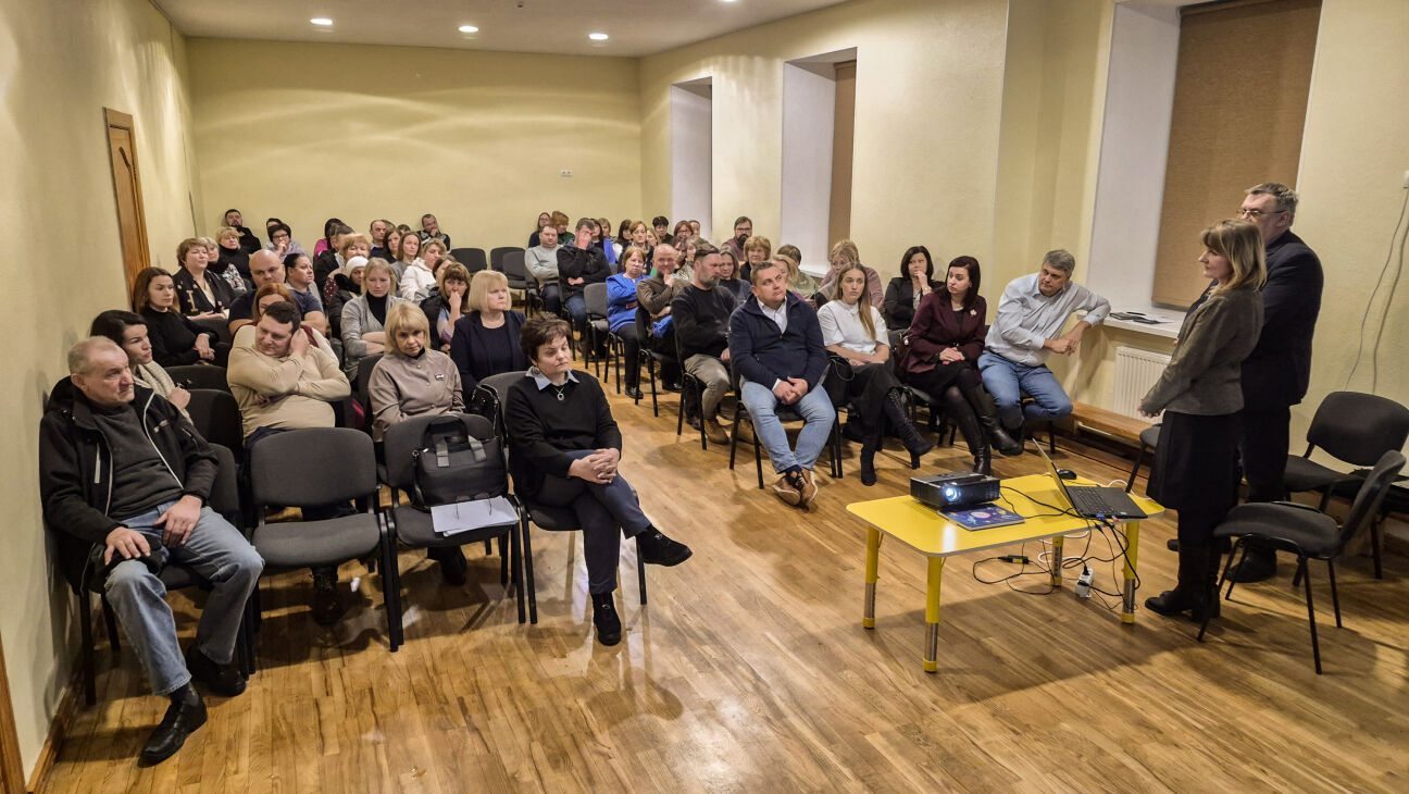 Bērnu vecāki sašutuši par ieceri slēgt Dignājas pamatskolu