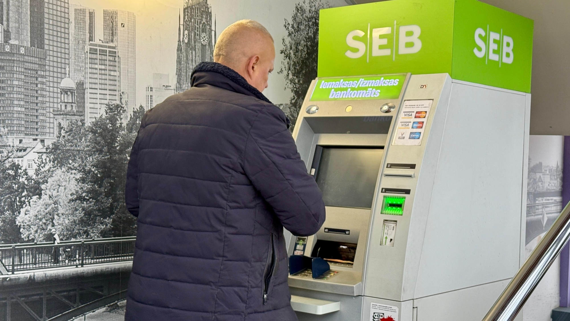 Jēkabpilī maksājumi ar karti kļūst par ieradumu, skaidrā nauda &ndash; retums