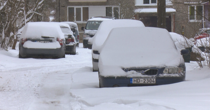 Rožupē izveidojusies gandrīz 30 centimetru bieza sniega sega 