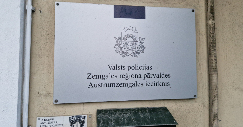 Salas pagastā saduras trīs spēkrati, Jēkabpilī &ldquo;BMW&rdquo; ietriecas ceļa zīmē 