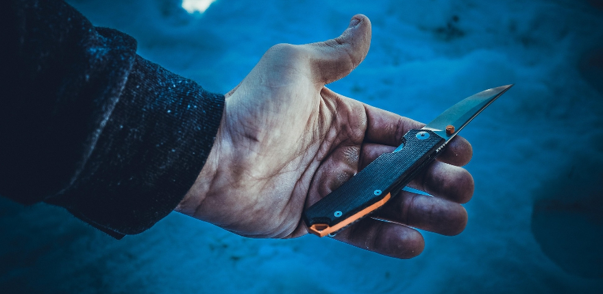 Daudzevā sadur trīs personas &ndash; policija sāk kriminālprocesu