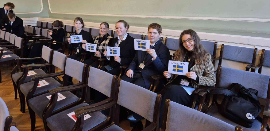 Ģimnāzisti ieņem Eiropas Parlamenta deputātu lomas un diskutē par Eiropas nākotni