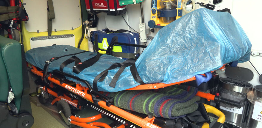 Jēkabpils novadā grāvī iebrauc gan autobuss, gan vieglā automa&scaron;īna &ndash; vadītāji hospitalizēti