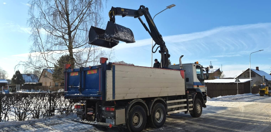 Jēkabpilī &ldquo;atbrīvojas no ziemas&rdquo; &ndash; sākusies sniega izve&scaron;ana no pilsētas ielām