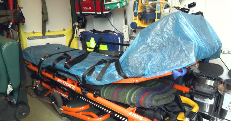 Jēkabpils novadā grāvī iebrauc gan autobuss, gan vieglā automa&scaron;īna &ndash; vadītāji hospitalizēti